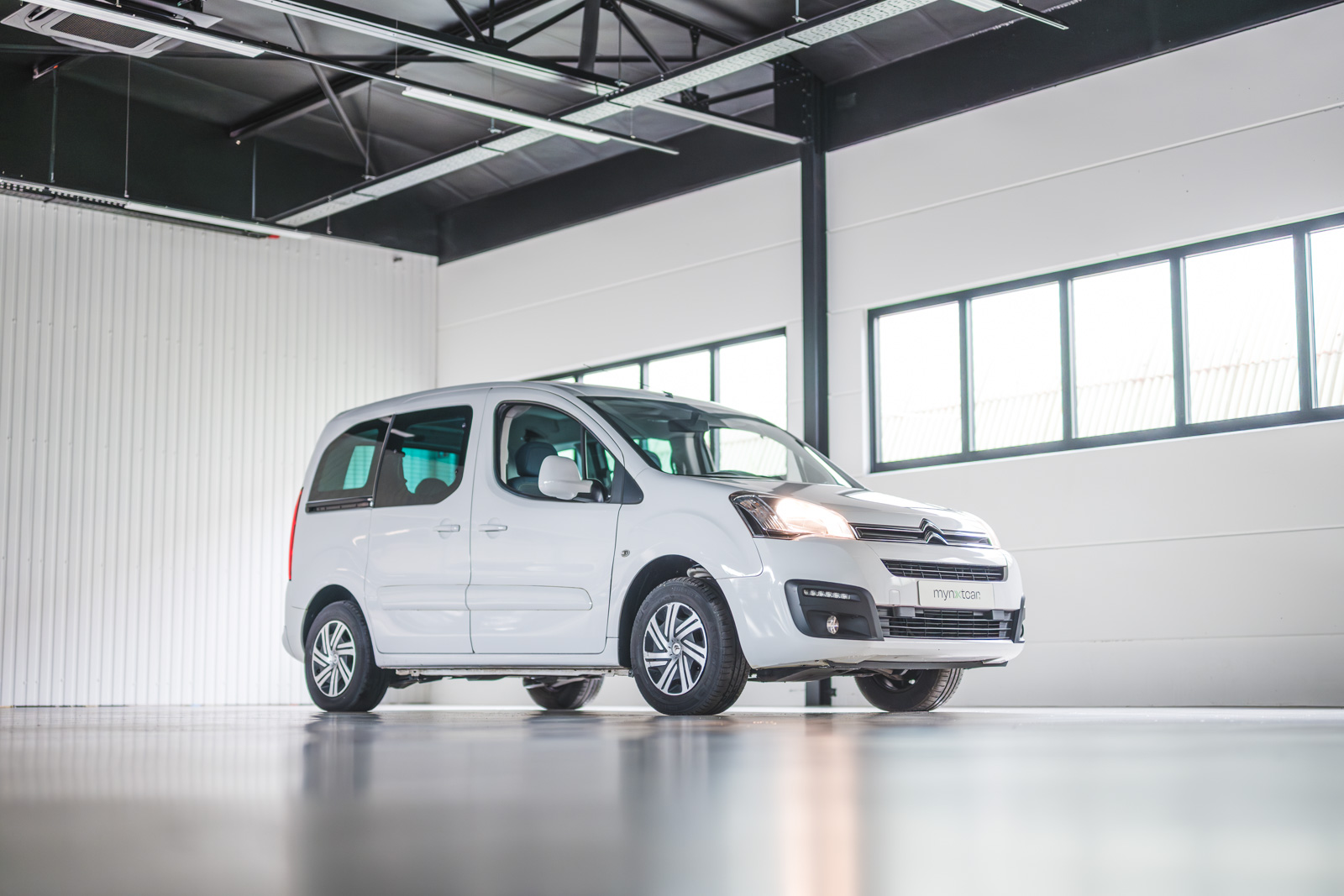 Vehicle gallery image 2