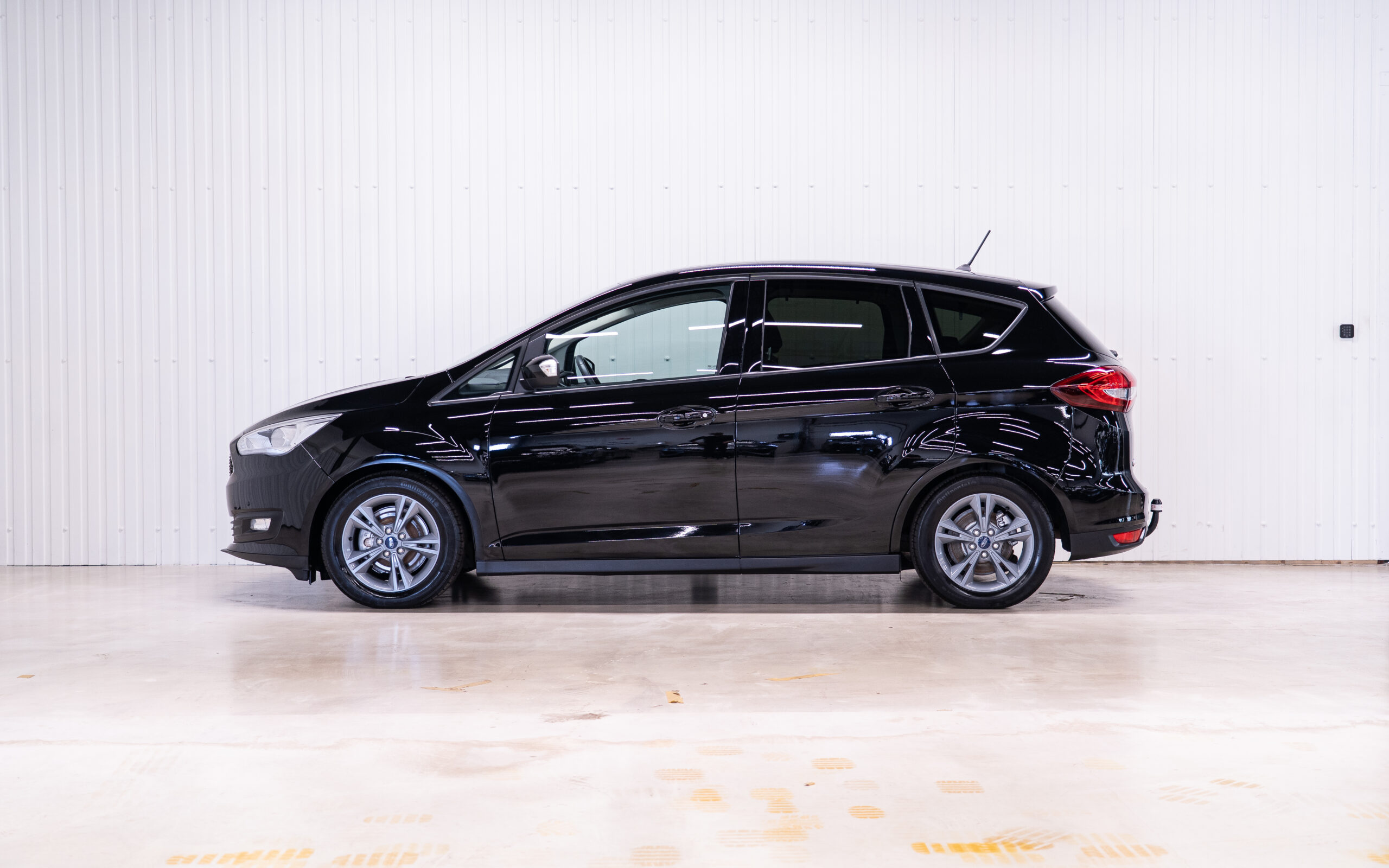 Vehicle gallery image 2