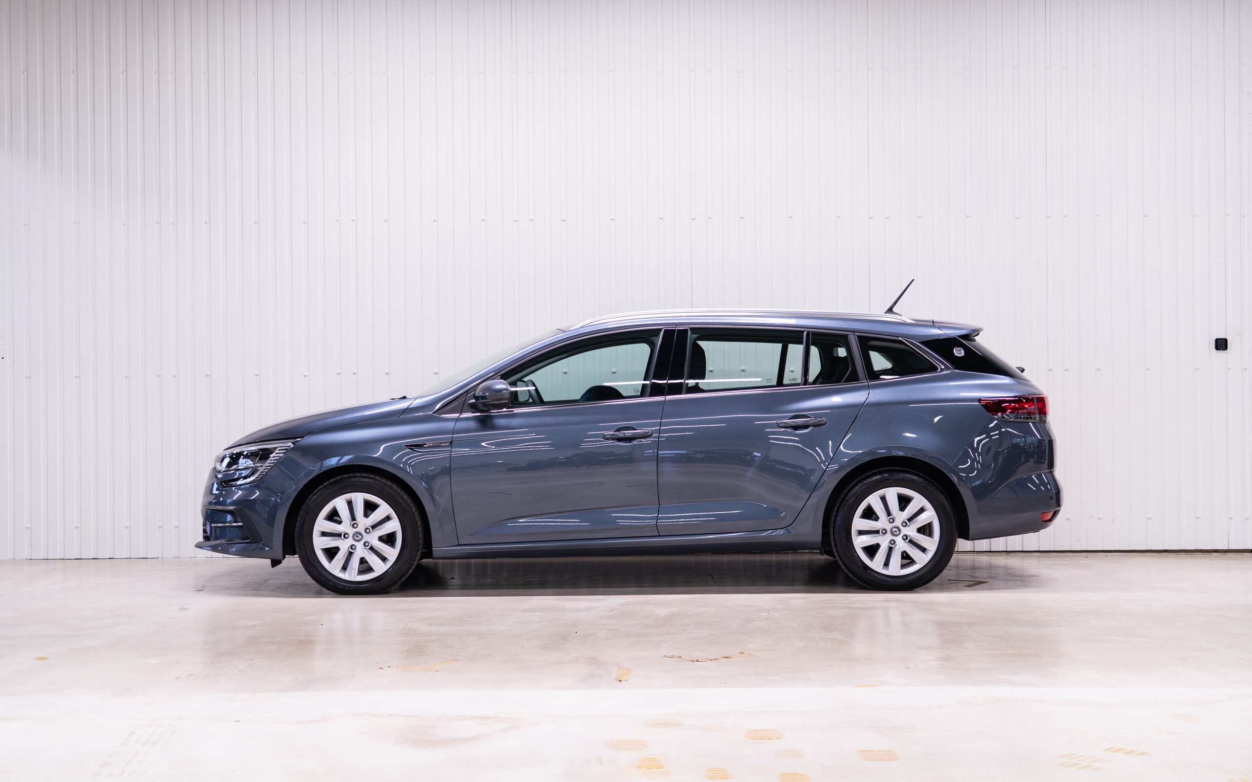 Vehicle gallery image 2
