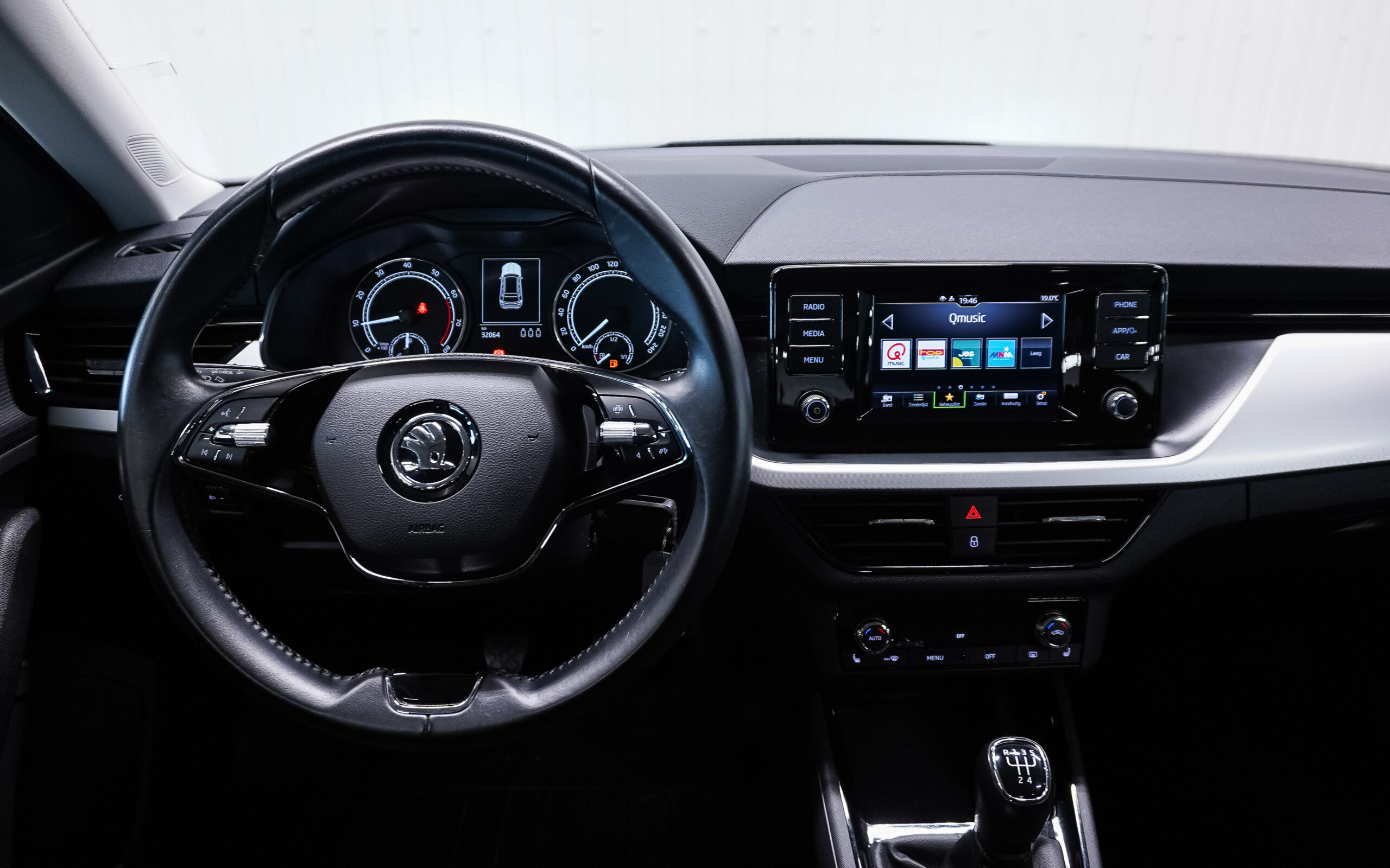 Vehicle gallery image 11