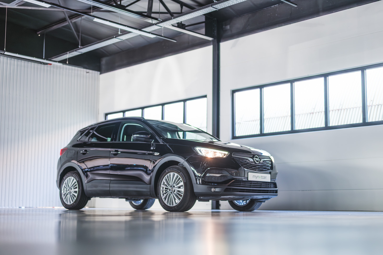 Vehicle gallery image 2