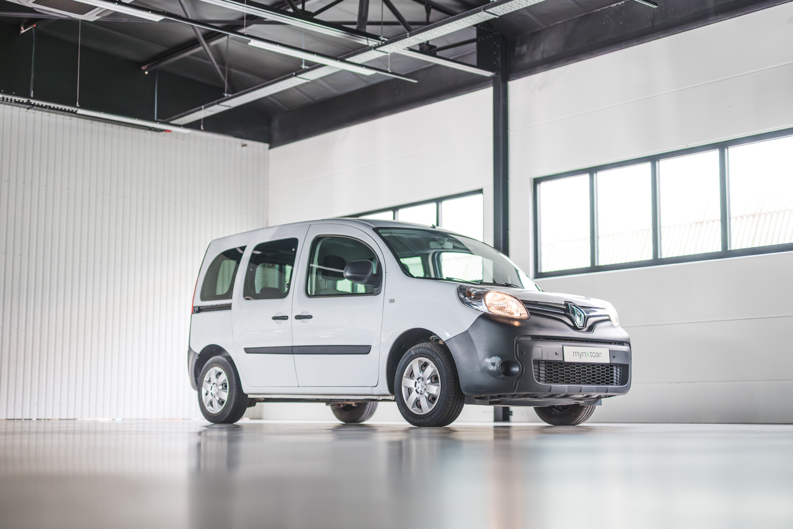 Vehicle gallery image 2