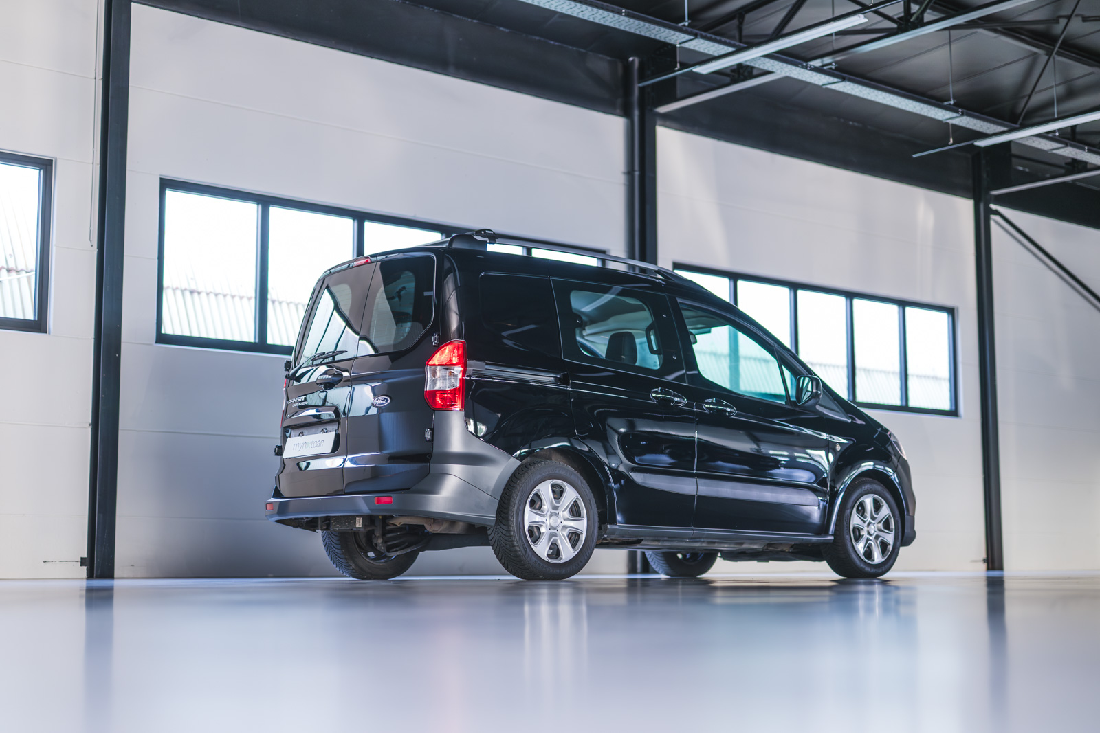 Vehicle gallery image 4