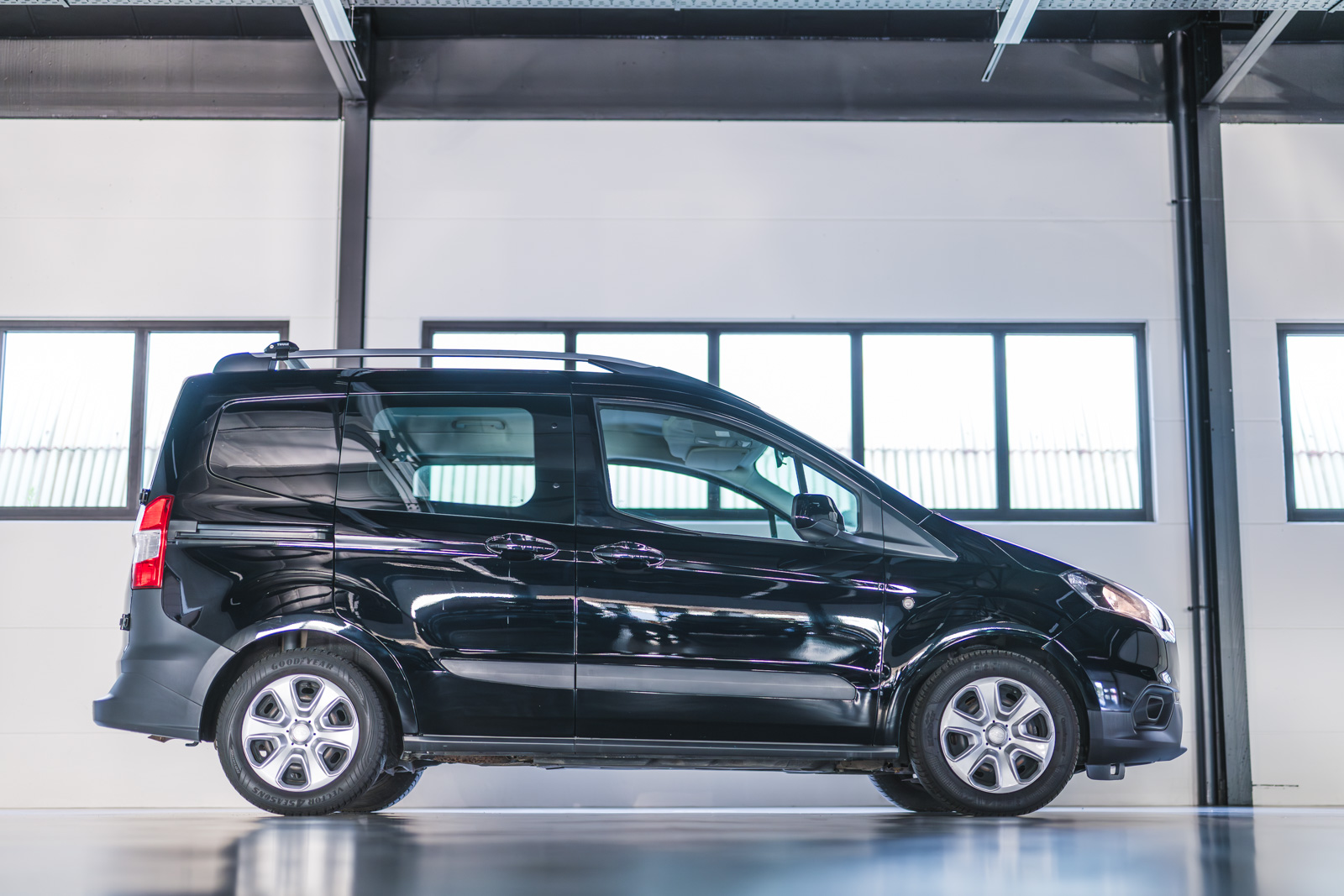 Vehicle gallery image 3