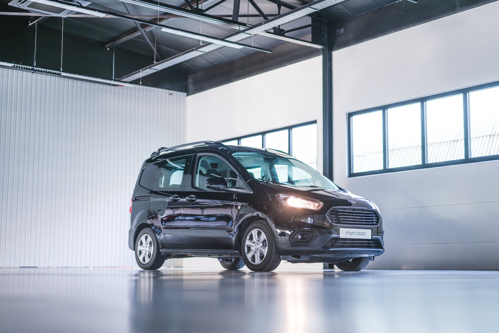 Vehicle gallery image 2