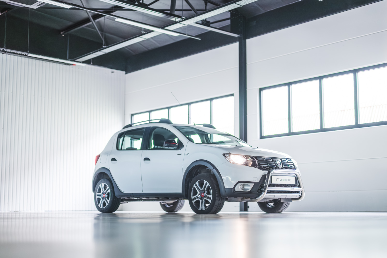 Vehicle gallery image 2