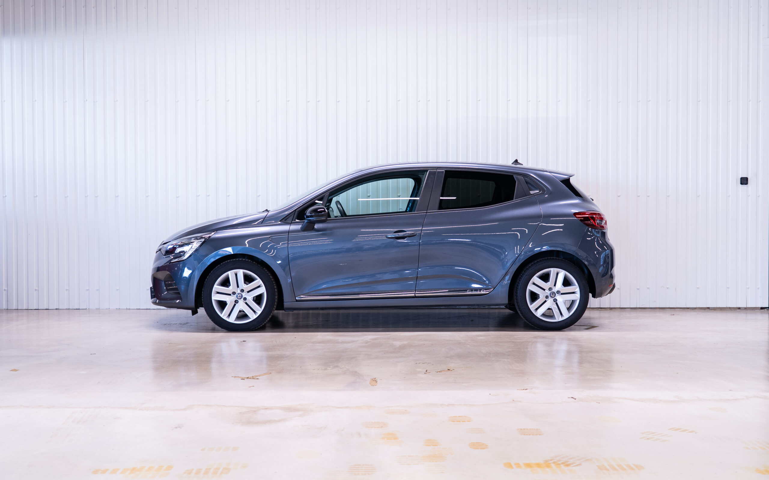 Vehicle gallery image 2