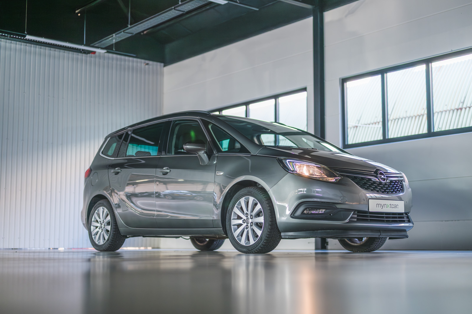 Vehicle gallery image 2
