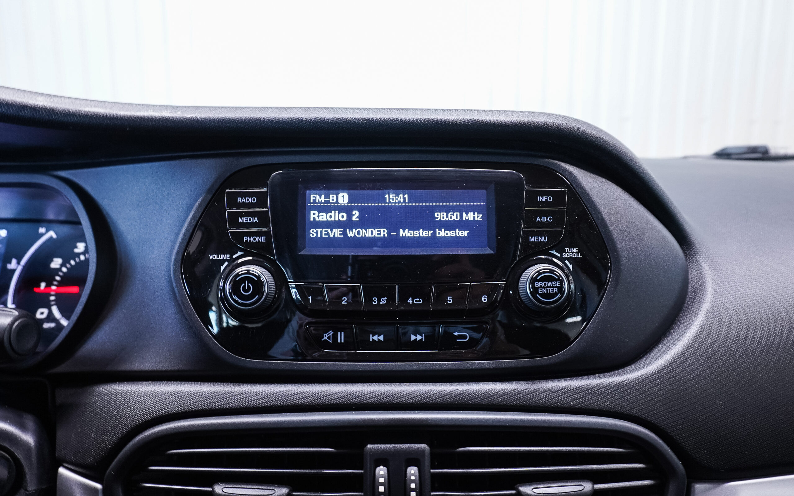 Vehicle gallery image 15