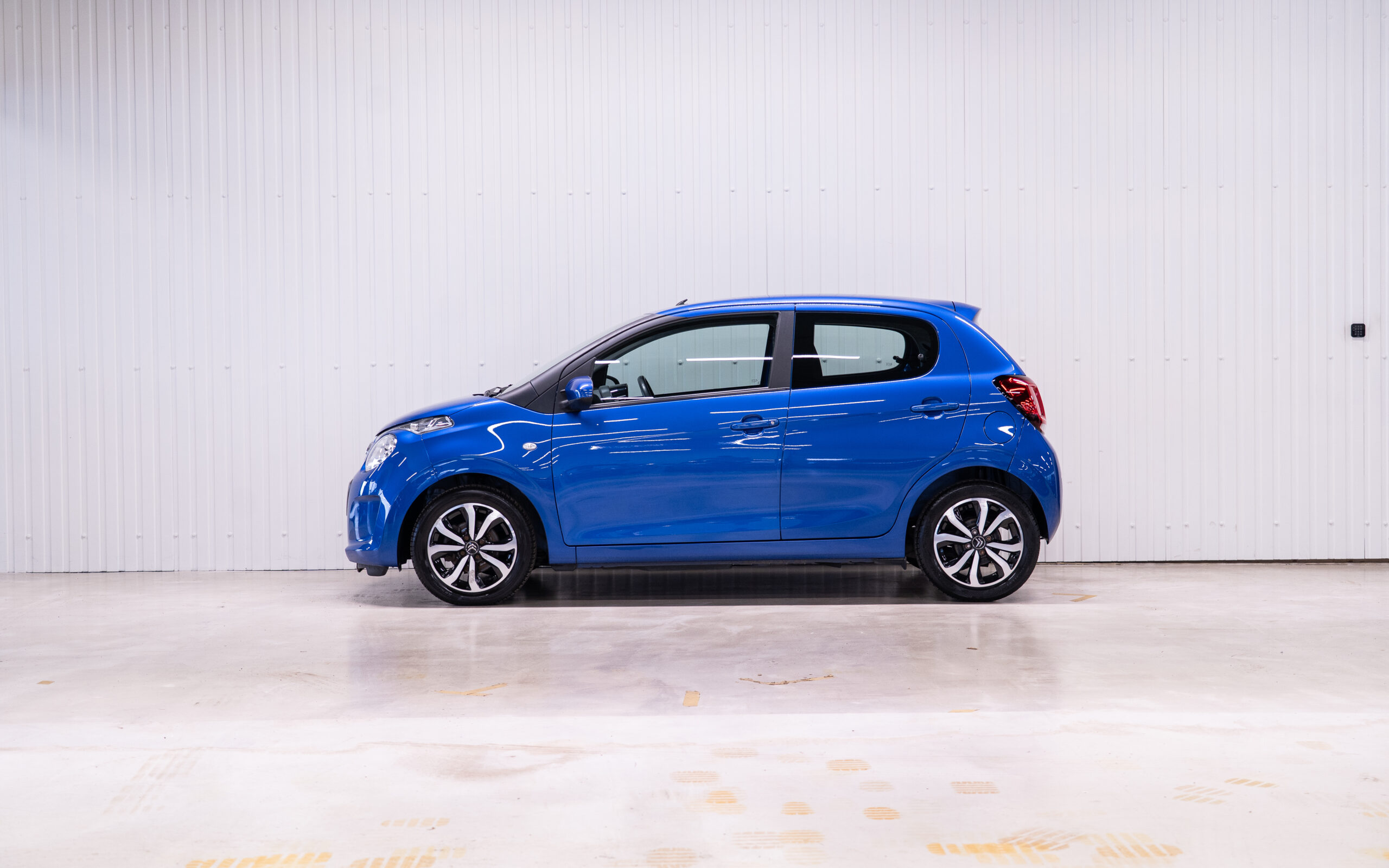 Vehicle gallery image 2