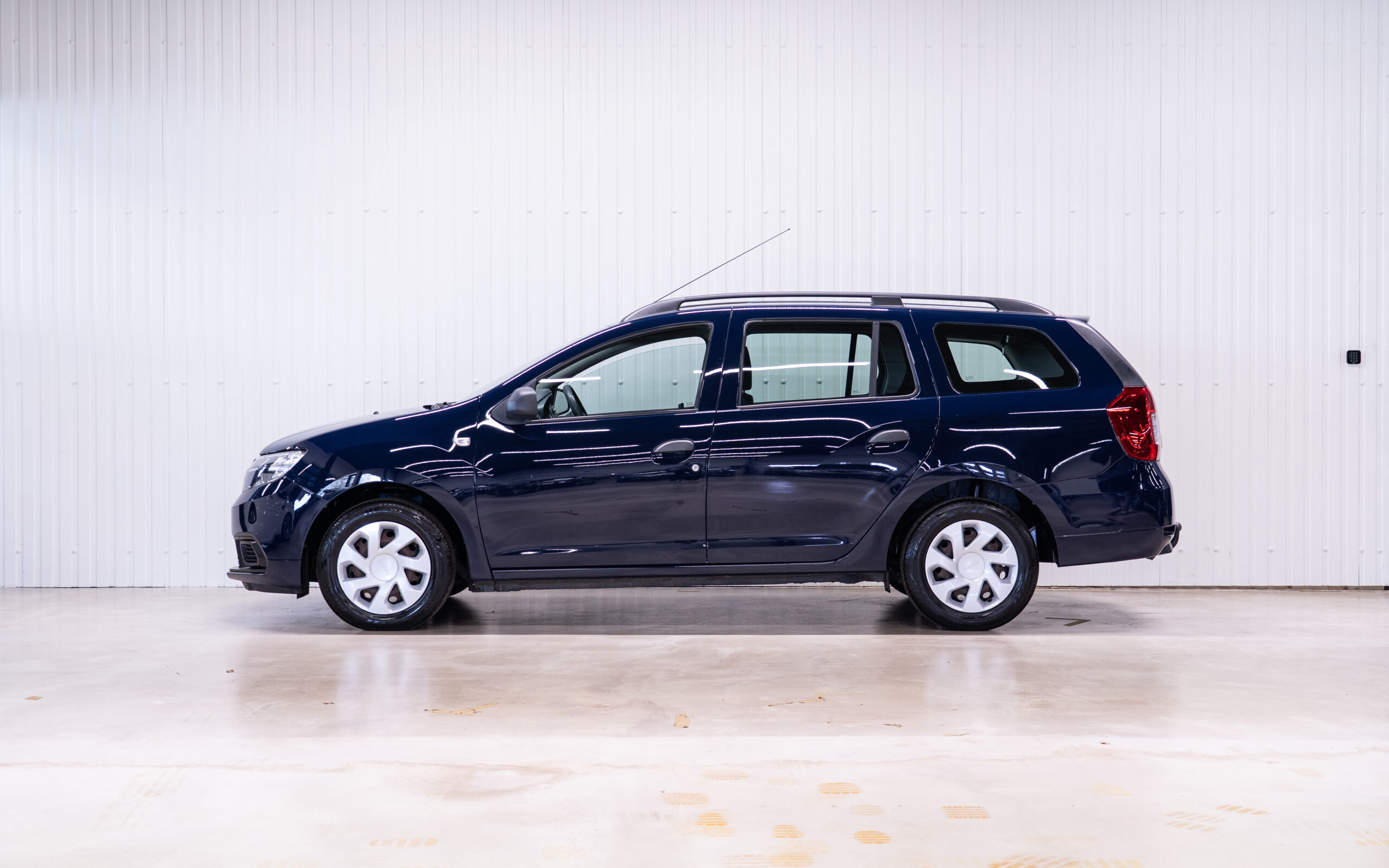 Vehicle gallery image 2