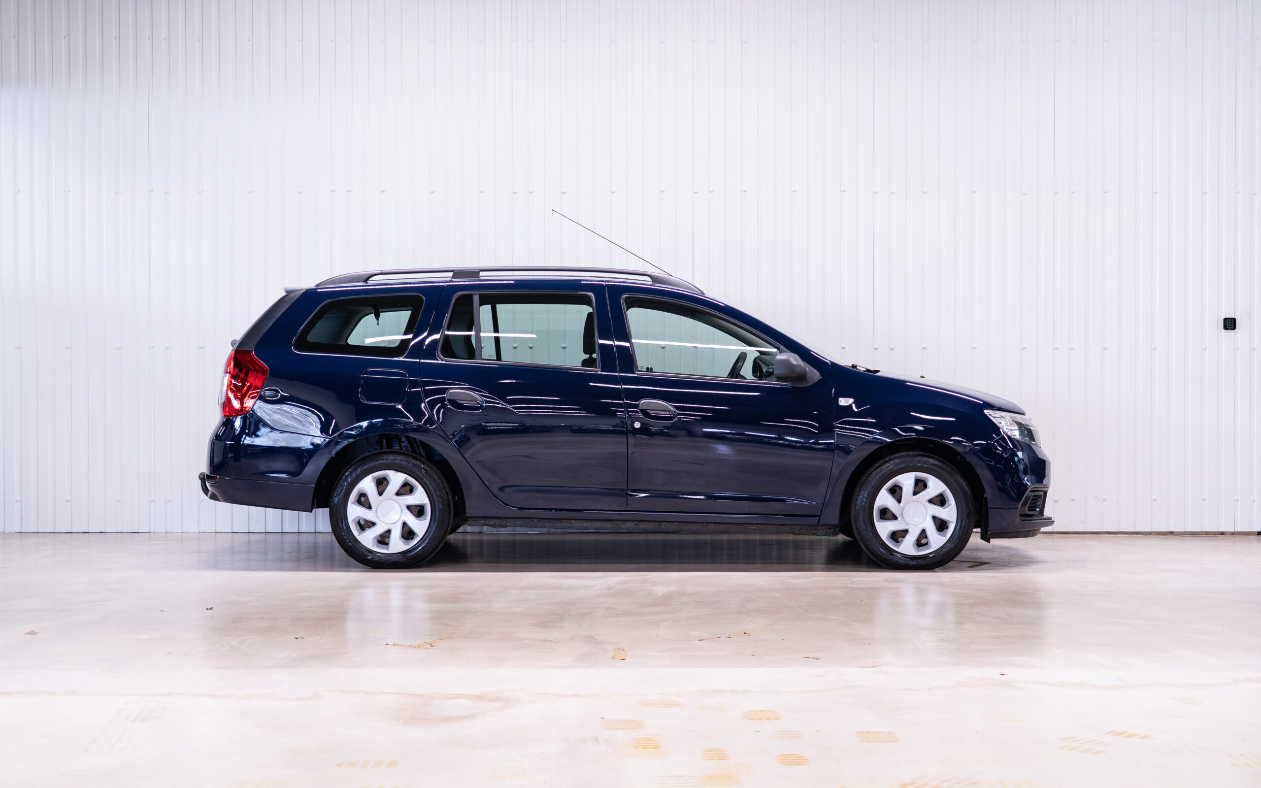 Vehicle gallery image 3