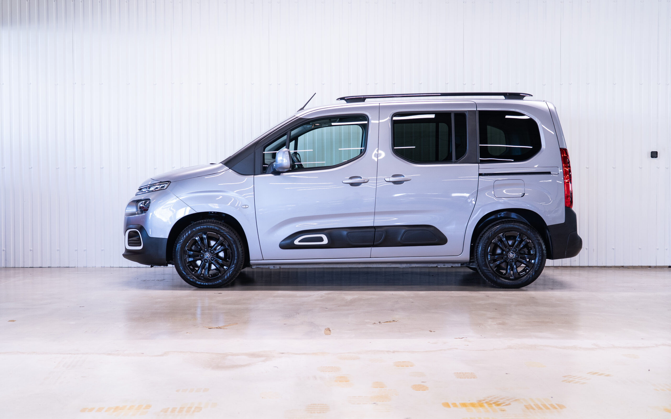 Vehicle gallery image 2