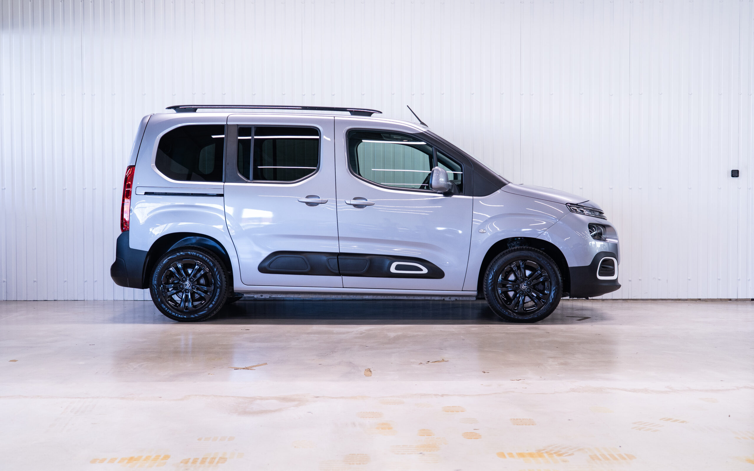 Vehicle gallery image 3