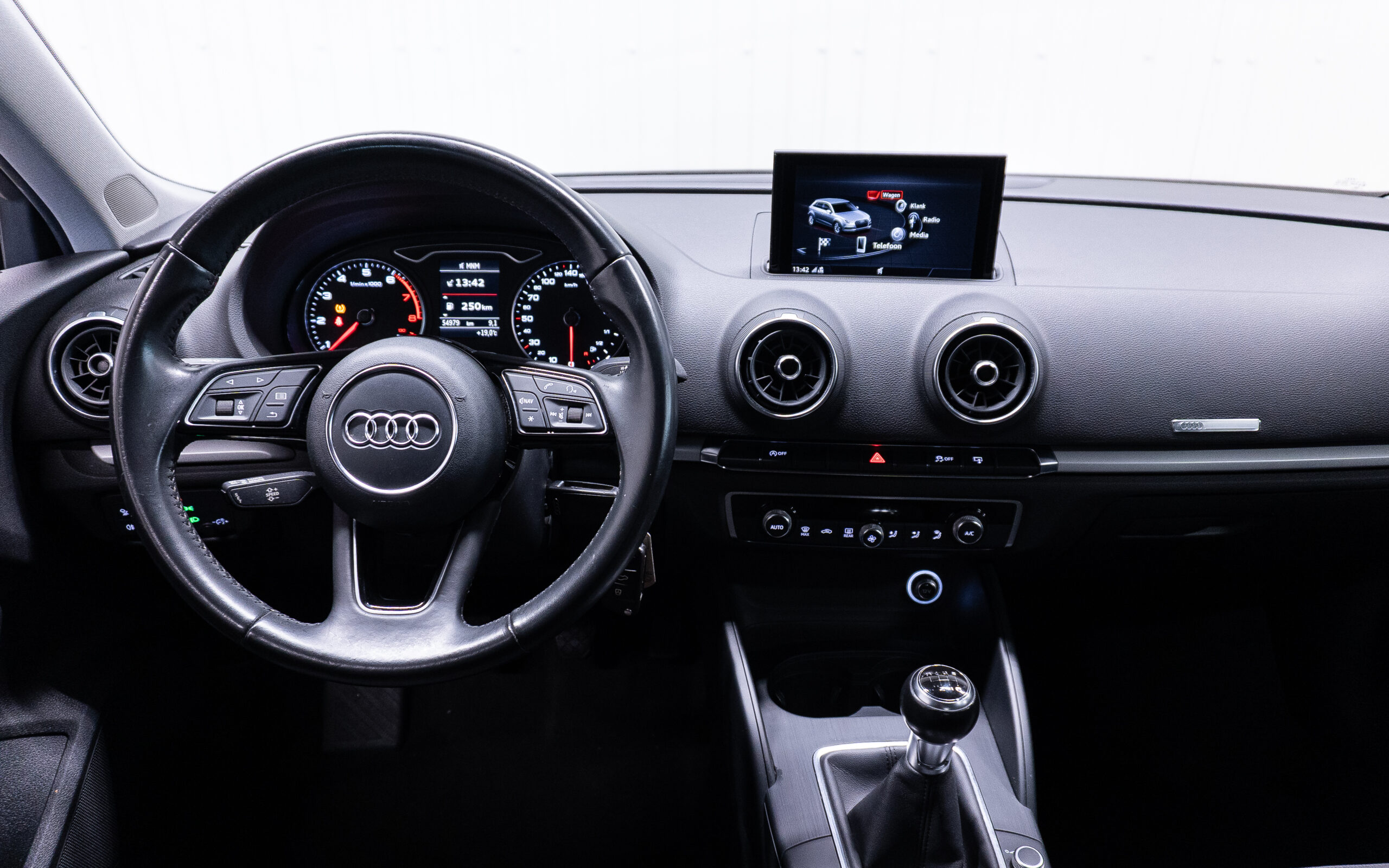 Vehicle gallery image 11