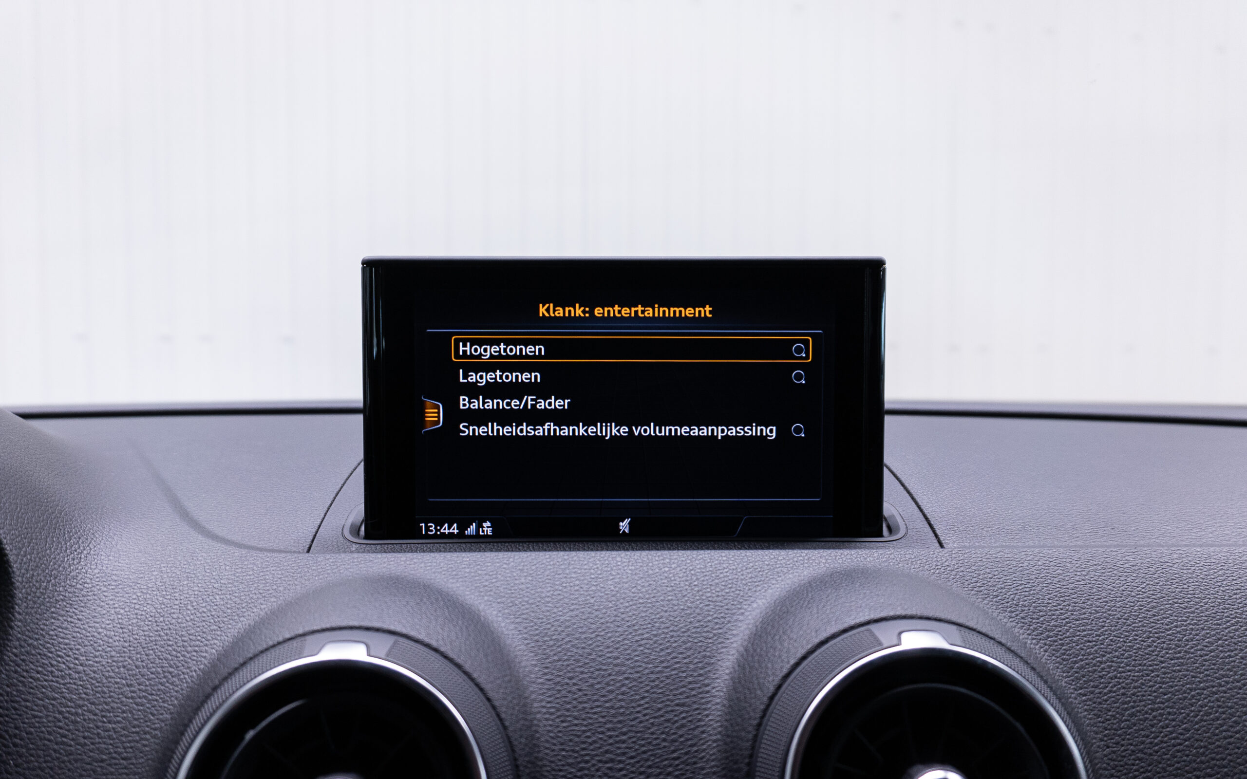 Vehicle gallery image 15