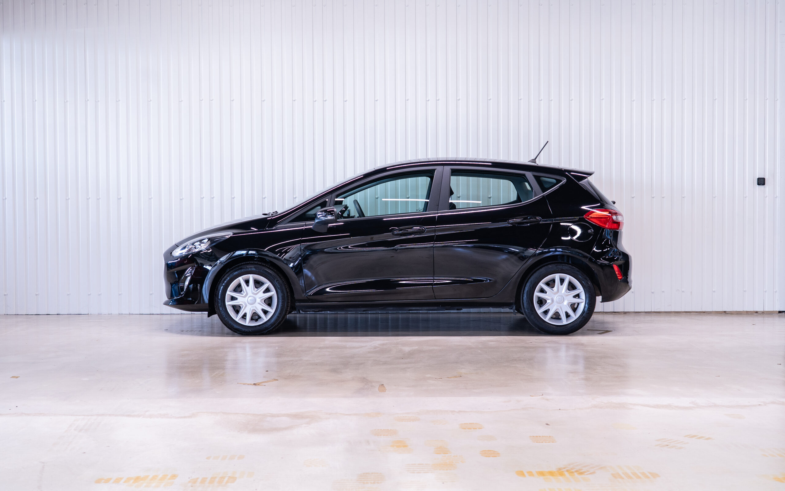 Vehicle gallery image 2